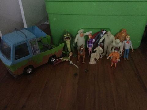 Scooby Doo figurines, Mystery Machine & Haunted House