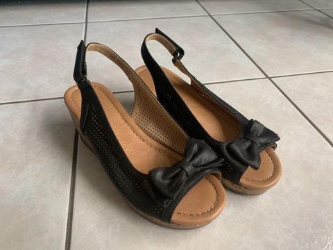 Children Girls size 2 Black Bow Wedge Heel Shoes inVGC