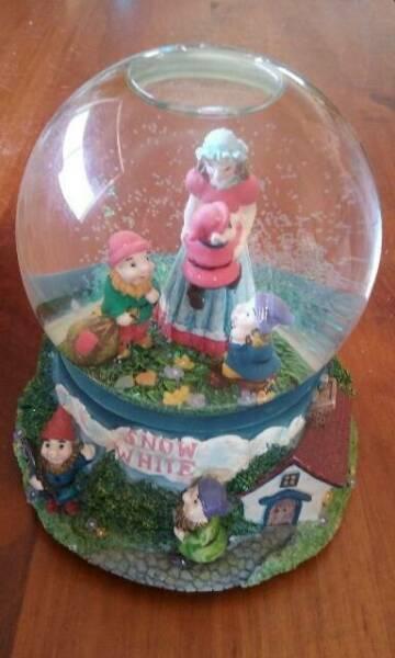 Wind-up Musical Snow Globe with Snow White & the Seven Dwarfs