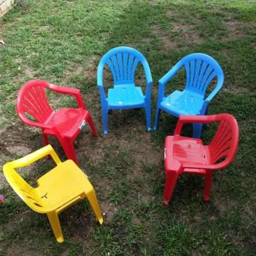 5 x plastic kids chairs