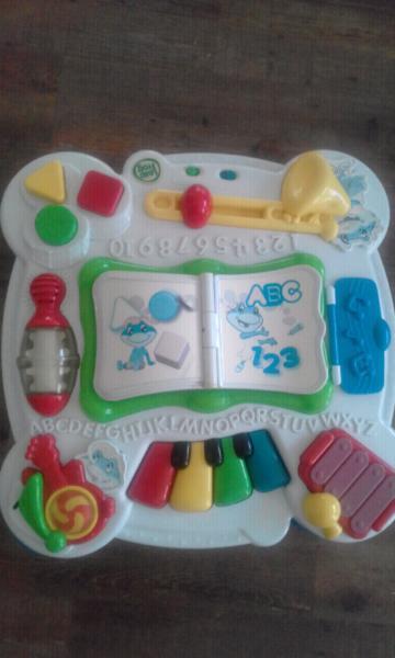 Baby play / activity table