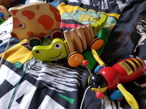 Wooden pull toys including buzzy bee