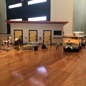 Schleich horse stable, car, horse float and other accessories
