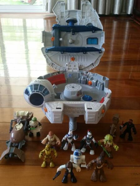 Hasbro Millennium Falcon with 10 figurines and extra vehicles