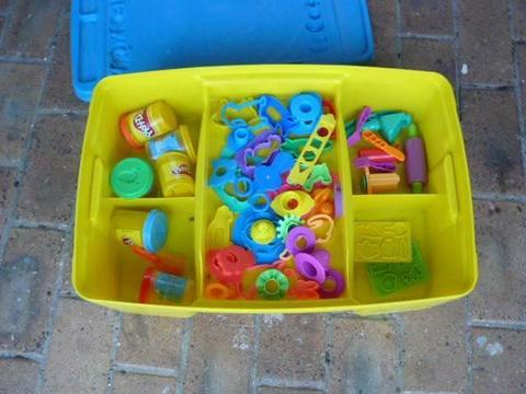PLAY - DOH SET BOX BITS AND PIECES