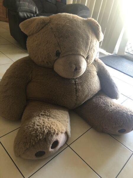 *MASSIVE TEDDY BEAR*