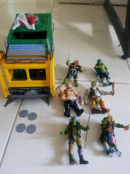 Teenage mutant ninja turtle truck and 6 figures