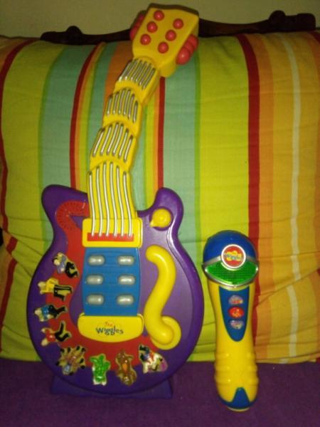 The Wiggles Guitar and Microphone Toy MAKES NOISES