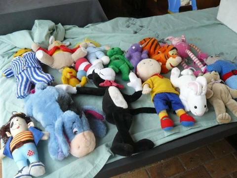 LOT OF PLUSH TOYS FOR MARKETS RESELL OR DOG TOYS