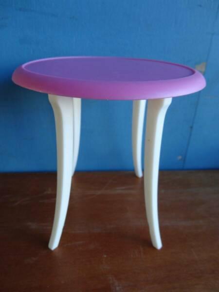 BARBIE FURNITURE DINING PATIO TABLE 11cm DIA ROUND PINK & WHITE