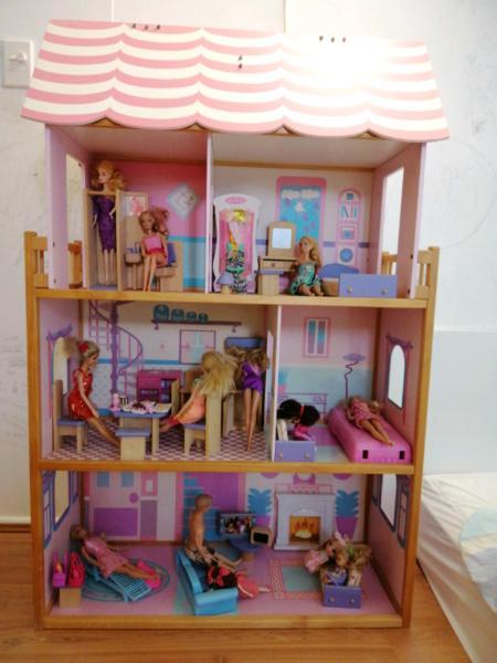 Doll house with Barbies CRUISE ship