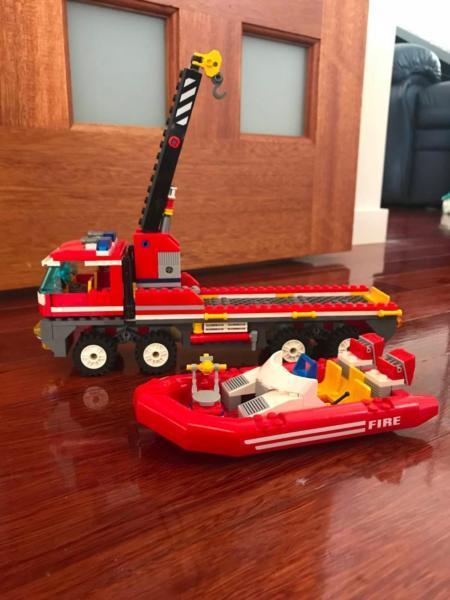 Lego 7213 - City - Off Road Fire Truck & Fire boat