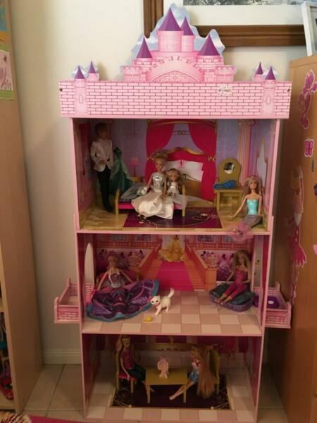 Dollhouse - Disney Princess with Barbie Dolls