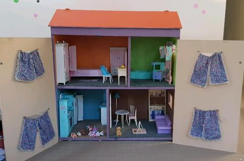 Doll house including dolls, clothes & furniture
