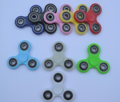 LOT OF 40 FIDGET SPINNERS STRESS RELIEVING TOY DIFFERENT COLOURS