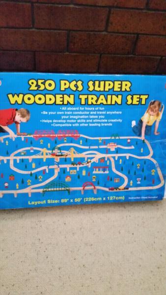 250 Pieces Super Wooden Train Set