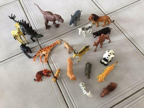 Mixed plastic play animals