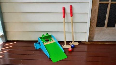 Pintoy Quality Wooden Feed the Frog Golf Set
