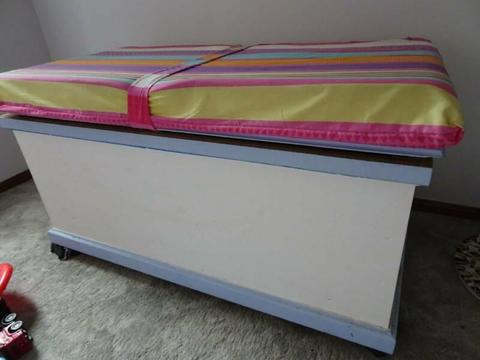TOY BOX WITH CUSHION ON TOP