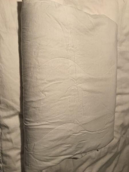Single bed quilted mattress protector
