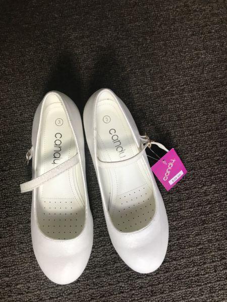 Girls brand new size 3 dress shoe