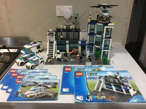 LEGO - CITY POLICE STATION PLUS 4 OTHER POLICE SETS