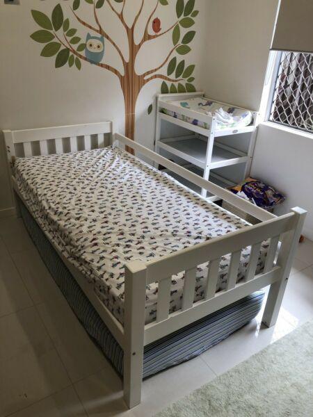 Bunk bed set in white