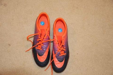 NIKE HYPERVENOM SOCCER BOOTS WORN 6 TIMES. US9.5 UK 8.5 EUR43