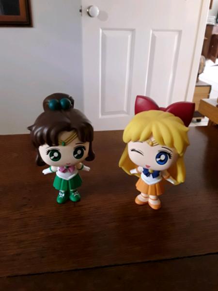 Sailor Moon mystery mini's Sailor Jupiter and Sailor Venus. SWAP