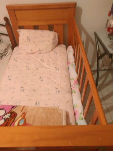 3~in~1 cot (include matrees)
