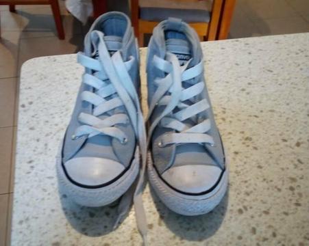 Children converse shoes in good condition doest fit anymore