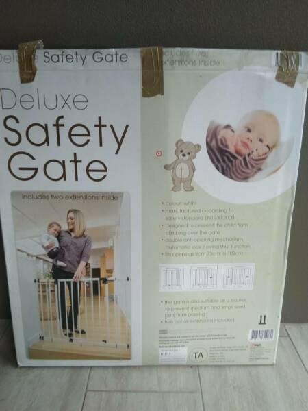 LOOK ! Deluxe Child Safety Gate with 2 Extensions