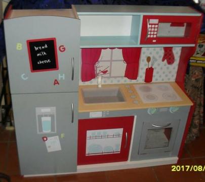 Kids large wooden play Kitchen an some play food an kitchen items
