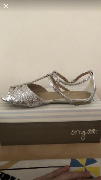 Size 4 origami girls silver sandals