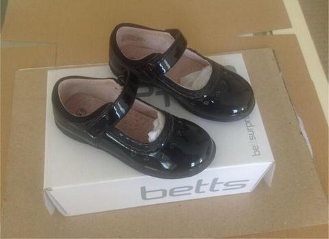 Betts black patent girls shoes 9.5