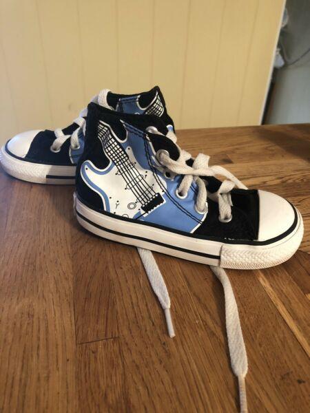 Toddlers converse US6