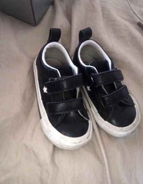 Converse leather toddler size Velcro straps Uk6