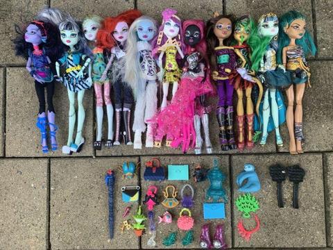 Wanted: 11 monster high dolls with accessories