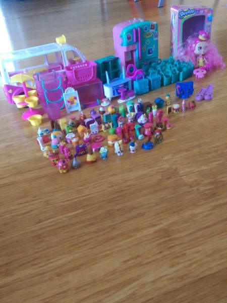 Shopkins with accessories