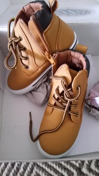 BNWT toddler boots