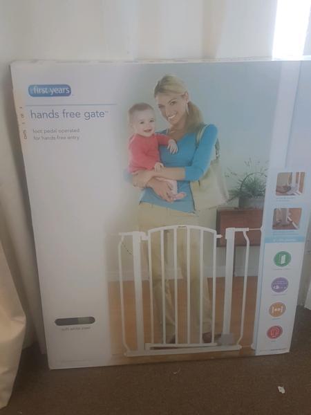Baby gate - hands free