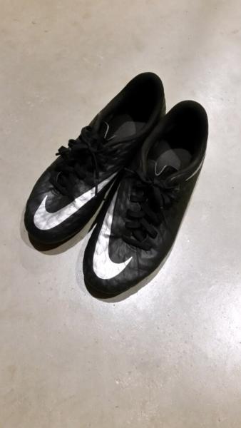 Soccer boots Kid's size 6 US black Nike