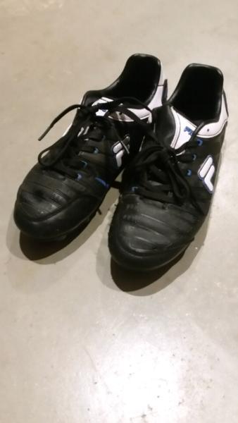 Fila soccer boots size 5 US black white and blue