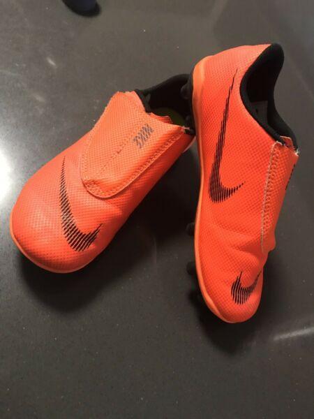 Nike Boys Football Boots- size C13