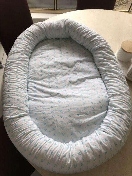Baby hood portable baby bed