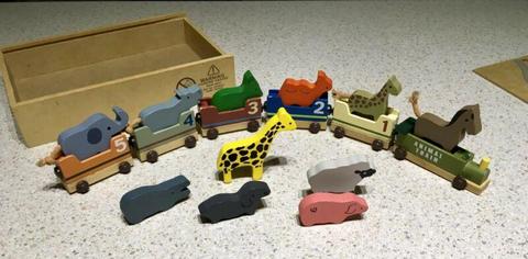 Wooden animal train with magnetic carriages
