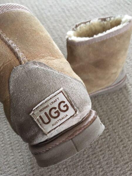 Genuine good condition Australia kids UGG boots size 4