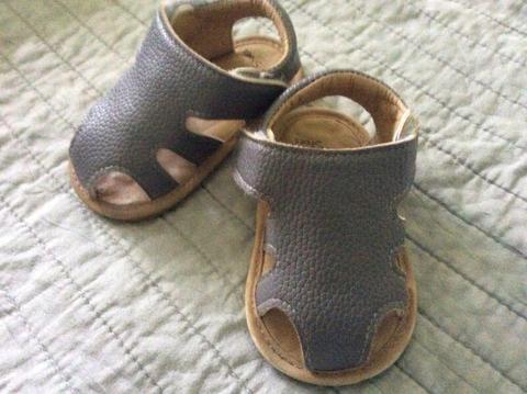 Toddler shoes 6 - 12 months