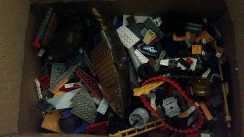 1.85kg of Assorted Lego pieces