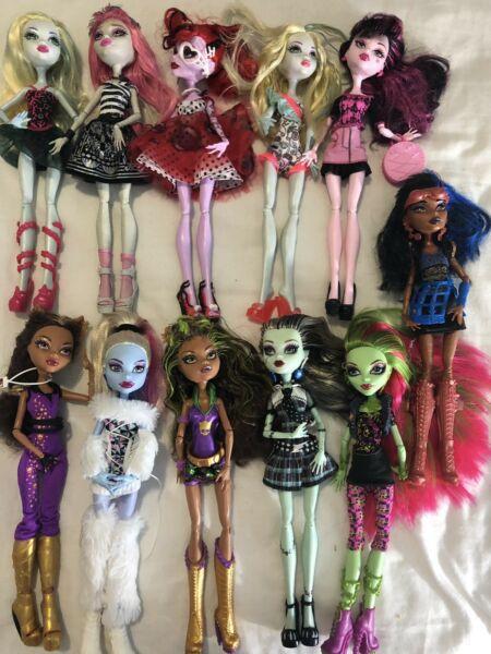 11 monster high dolls with accessories
